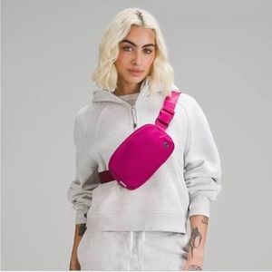 Lululemon everywhere bag WILD BERRY